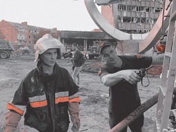 Ratownicy i policja usuwają skutki wybuchu rakiety. Winnica, 14 lipca 2022 roku